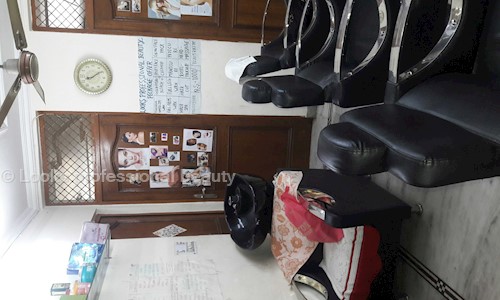 Looks professional beauty in Shalimar Bagh, Delhi - 110088