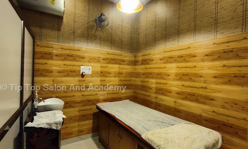 Tip Top Salon And Academy in PNT Colony, Raebareli - 229001