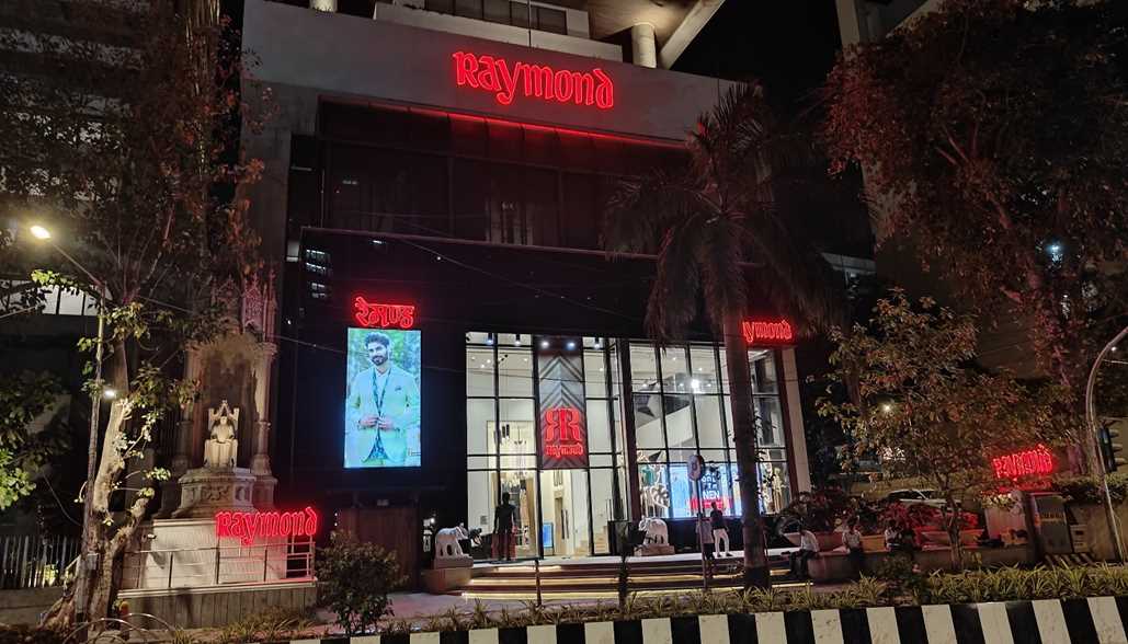 Raymond in Breach Candy, Mumbai